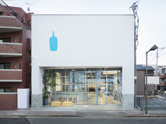 Les architectes de schémas insère le café-restaurant et le roastery dans un entrepôt de Tokyo