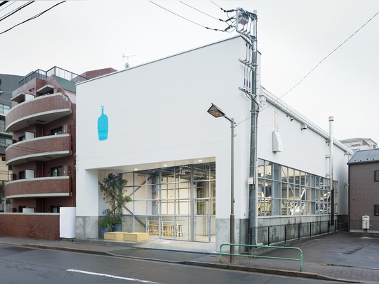 Les architectes de schémas insère le café-restaurant et le roastery dans un entrepôt de Tokyo