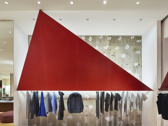 Tokujin Yoshioka installe les triangles rouges géantes pour le magasin de Tokyo Issey Miyake