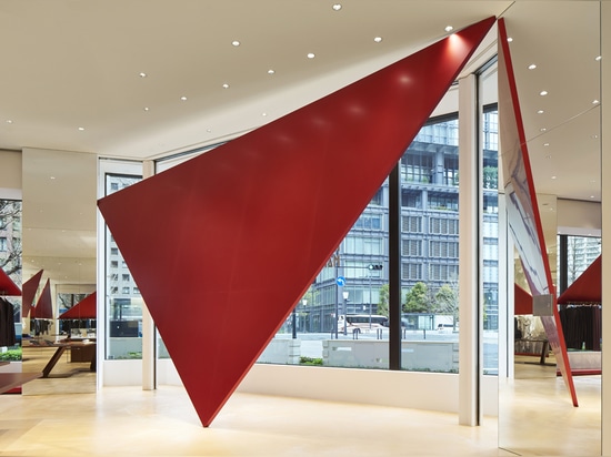 Tokujin Yoshioka installe les triangles rouges géantes pour le magasin de Tokyo Issey Miyake