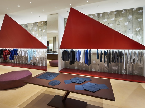 Tokujin Yoshioka installe les triangles rouges géantes pour le magasin de Tokyo Issey Miyake