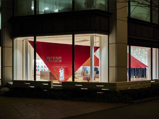 Tokujin Yoshioka installe les triangles rouges géantes pour le magasin de Tokyo Issey Miyake