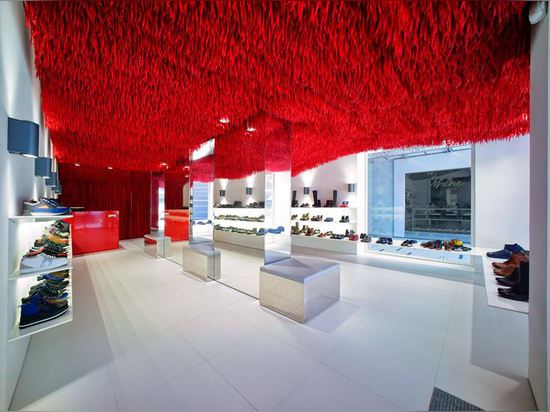 30.000 lacets rouges pendent du plafond du magasin du campeur de Melbourne