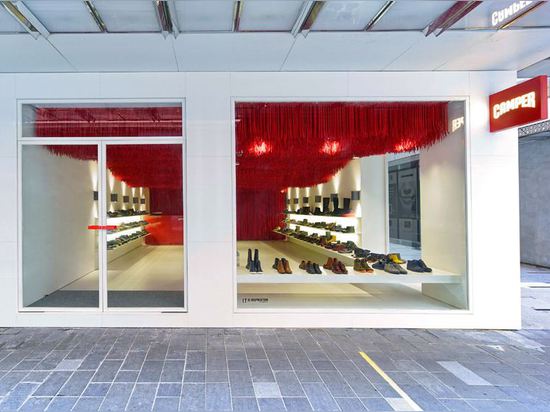 30.000 lacets rouges pendent du plafond du magasin du campeur de Melbourne