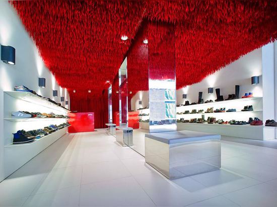 30.000 lacets rouges pendent du plafond du magasin du campeur de Melbourne