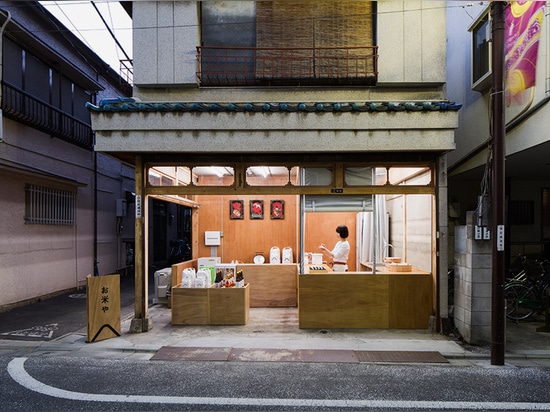 Le magasin de riz de Tokyo par Schemata Architects est rempli de garnitures boxy de contre-plaqué