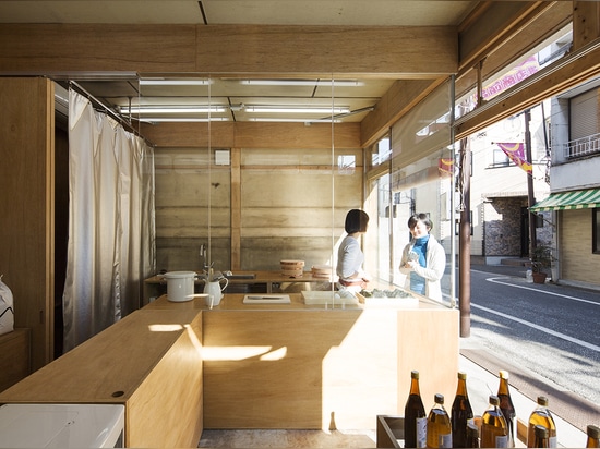 Le magasin de riz de Tokyo par Schemata Architects est rempli de garnitures boxy de contre-plaqué