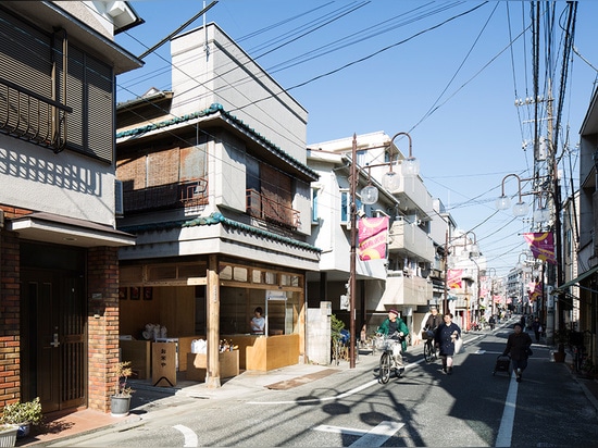 Le magasin de riz de Tokyo par Schemata Architects est rempli de garnitures boxy de contre-plaqué