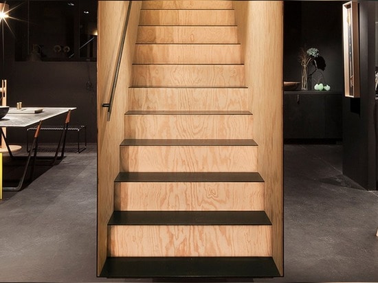 L'escalier genre boîte forme une pièce maîtresse à l'intérieur de magasin de concept de Noir de Bazar