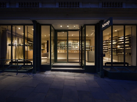 Vincent Van Duysen Architects équipe le magasin de Hambourg d'Esope d'un évier en pierre volumineux