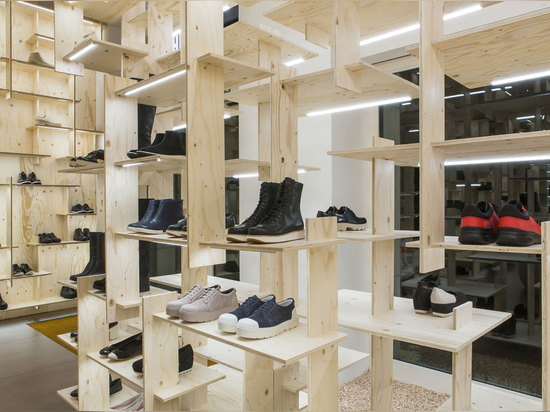 Kengo Kuma enveloppe l'intérieur du magasin de Milan du campeur dans une grille de bois de construction