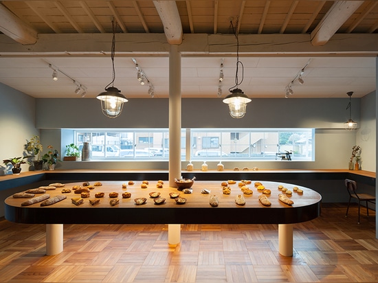 Vieille maison timber-framed transformée en boulangerie par Movedesign