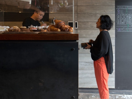 Louise Nettleton convertit l'allée de Sydney en café comique-orienté