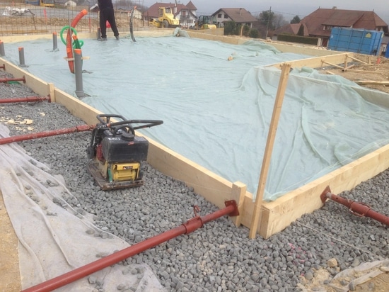 Isolation sous radier avec granulat de verre cellulaire MISAPOR pour la construction de 16 maisons individuelles "Terra Vesta" à 01630 Saint-Jean-de-Gonville, France