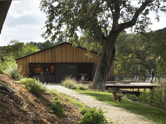 Aidlin Darling Design, établissement vinicole de domaine de Brecon, Paso Robles, la Californie. Altitude du nord-ouest, après rénovation. En haut : Plate-forme en porte-à-faux au secteur de dégusta...