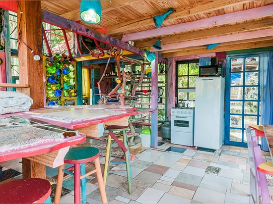 La maison absolument enchanteresse d'AirBNB au Brésil a été établie des maisons démolies dans le secteur