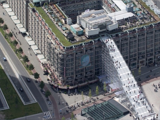 L'escalier massif de MVRDV a fait de l'échafaudage s'ouvre à Rotterdam