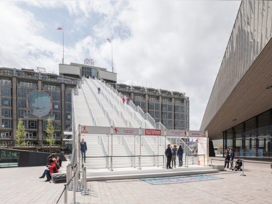 L'escalier massif de MVRDV a fait de l'échafaudage s'ouvre à Rotterdam