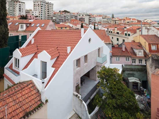 La maison admirablement rénovée de Lisbonne intègre la vie d'intérieur et extérieure