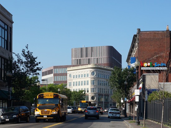 Le bâtiment se repose au centre de la place de Dudley, le noyau commercial du voisinage résidentiel de Roxbury.