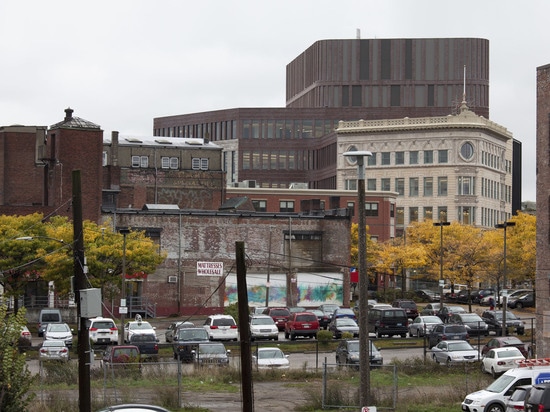 Le secteur cependant fonctionne toujours comme hub commercial. Cet ancien bâtiment d'usine à côté du centre de Bolling, M.G de maisons ? plaza de s, un long, espace ouvert emballé avec de petites e...