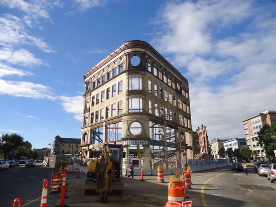 Le façade de ce vieux magasin a été incorporé au bâtiment municipal de Bruce C. Bolling