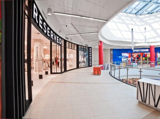 Plafond en métal/centre commercial de « Nowy Rynek »/Jelenia Góra