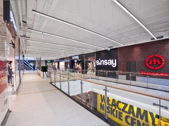 Plafond en métal/centre commercial de « Nowy Rynek »/Jelenia Góra