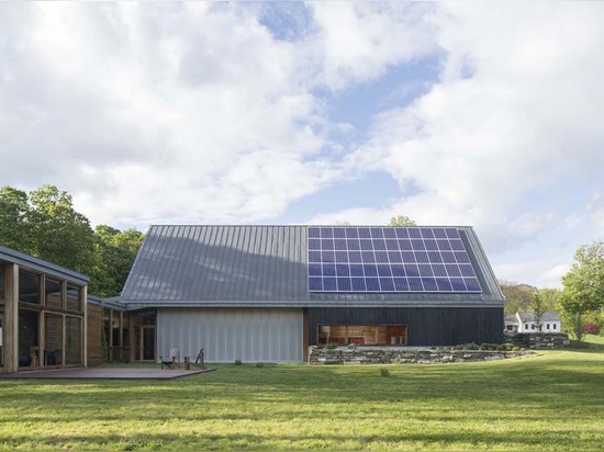 Vue du bâtiment de studio avec les panneaux solaires