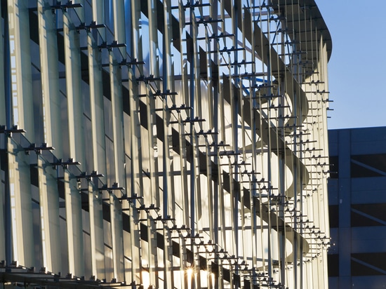 Les bardeaux en verre sont translucides et changement d'aspect tout au long de la journée.