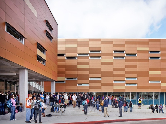 Un nouvel ordre d'entrée entre le nouveau et existant bâtiment est créé et tient compte du rassemblement d'étudiant. (© de photo : Mike Sinclair)