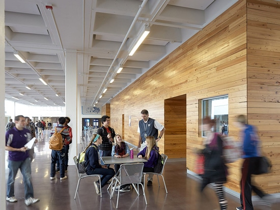 Du bois de Repurposed est placé dans un secteur commun existant pour attacher l'école ensemble. (© de photo : Mike Sinclair)