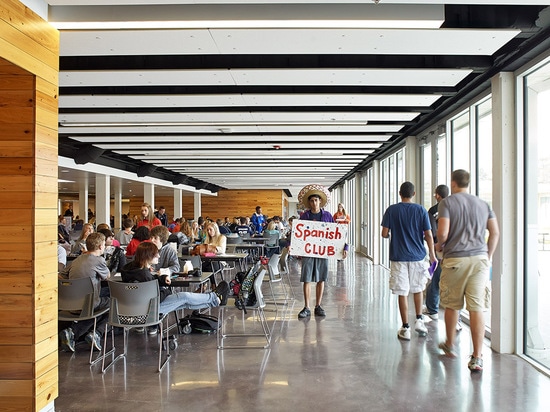 Des fonctions de la Communauté sont situées au coeur de l'école. (© de photo : Mike Sinclair)