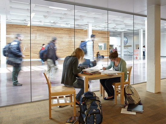 Les espaces d'étude et d'étude fournissent une expérience tranquille et transparente. (© de photo : Mike Sinclair)