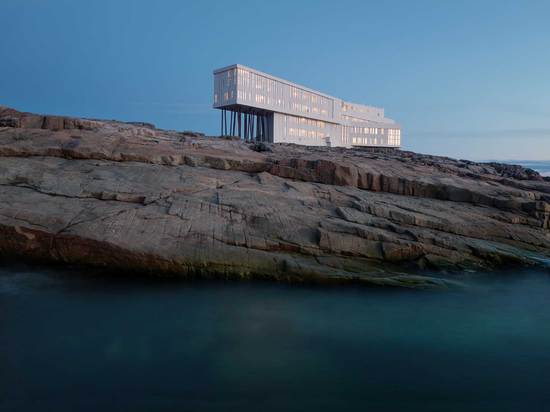 Répondant aux gens du pays vernaculaires de la construction sur des échasses, auberge d'île de Fogo ? des volumes de s sont soutenus par les colonnes en acier forées dans la roche en place.