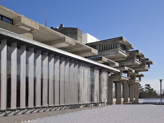 Addition occidentale Façade avec la bibliothèque originale là-bas, pendant le jour