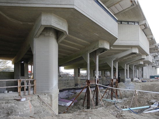 Travail structural au-dessous de lien existant comme vu de l'ouest