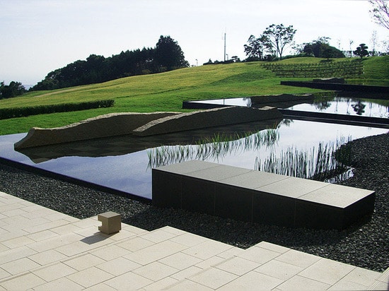 La surface comme un miroir de l'eau reflète le paysage du plateau de Nihondaira. (© de photo : Yoshinobu Hayashi)