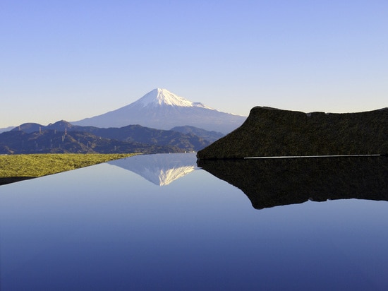 Accumulez avec la roche de granit et la réflexion de Mt. Fuji (© de photo : Norihisa Yamaga)