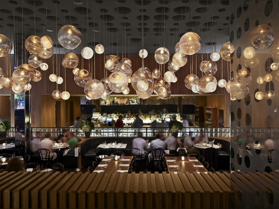 Salle à manger de restaurant de marbre de ruelle et barre submergées (© de photo : Bruce Damonte)