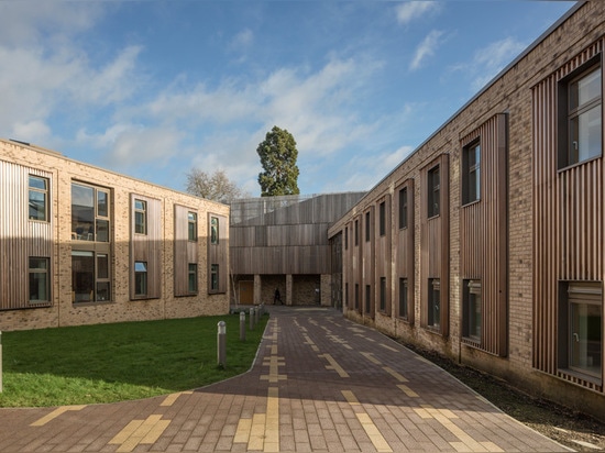 le bâtiment se mélange entre l'utilisation de la brique et le crocker de tim de © d'image de bois de construction