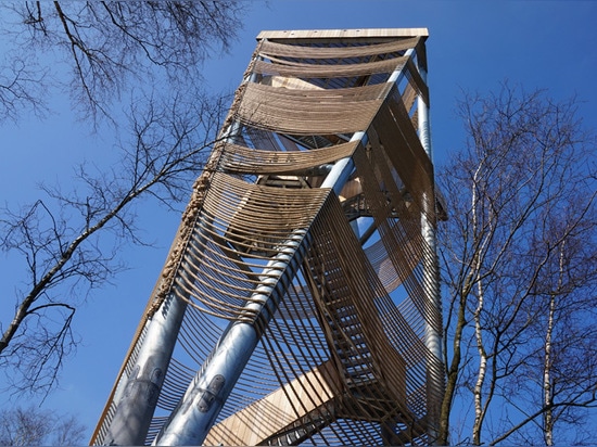 voyages d'un escalier de bois de construction vers le haut de la tour