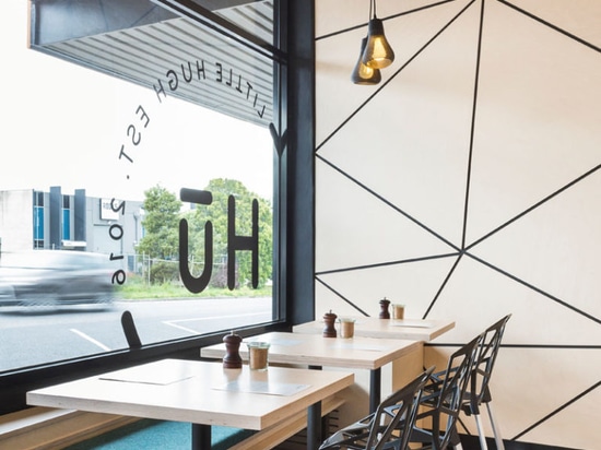 L'intérieur de ce café est couvert dans des formes géométriques de panneau