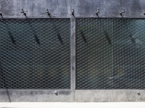 trellis en acier avec le verre gâché et figuré