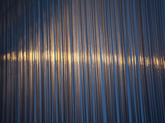 une double couche de corde donne un effet de moire pendant que les visiteurs se déplacent après et autour de l'installation