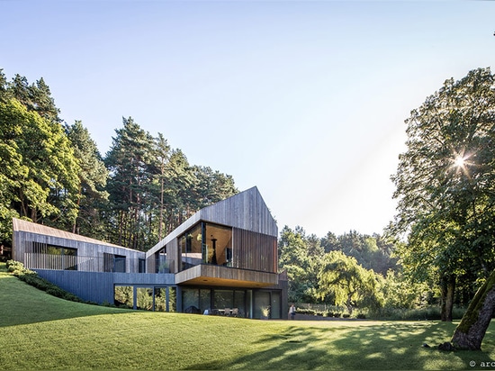 maison en bois d'encorbellements de voûtes en vallée lithuanienne