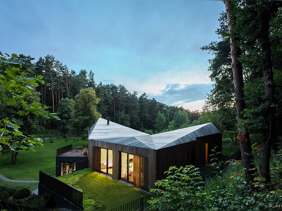 maison en bois d'encorbellements de voûtes en vallée lithuanienne