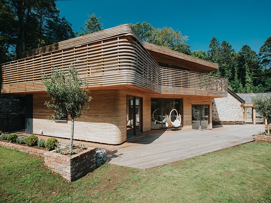 la maison en bois du vapeur-penchant des raffield de Tom est une adaptation ambitieuse de ses conceptions de meubles