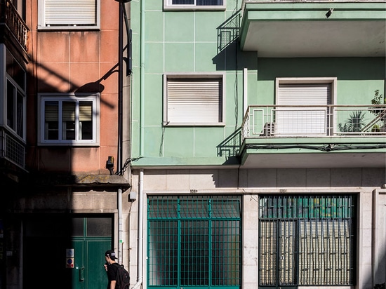 l'atelier de fala transforme le garage sans fenêtres à Lisbonne en maison confortable + characterful