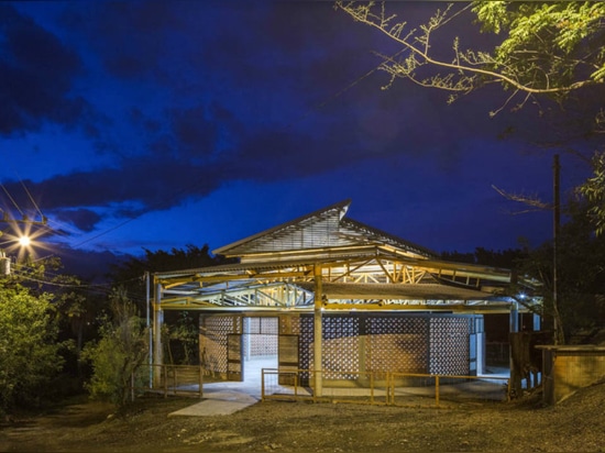 Les architectes emploient les matériaux locaux pour établir le beau centre social de Costa Rica